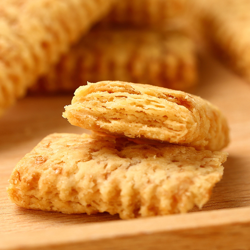 老杨咸蛋黄饼干 台湾进口零食老杨方块酥100g包邮 粗粮代餐食品
