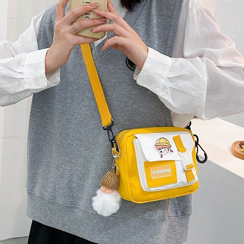 ins日系可爱少女单肩包斜挎包包女2021新款潮百搭学生帆布小挎包 黑标白色[尼龙面料] 只发腮红熊挂件[无背包]