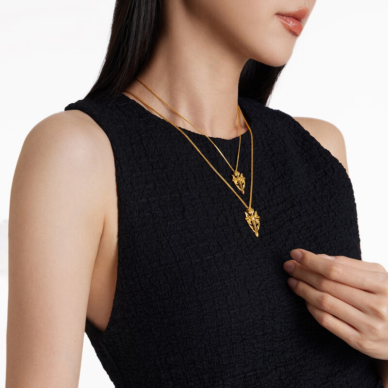 周大福马年生肖本命年十字马盾牌(小版)足金黄金吊坠计价(工费520)EOF2150高清大图