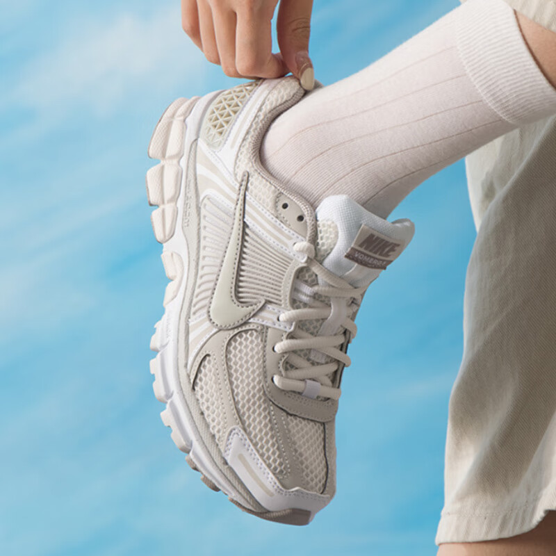 耐克（NIKE）女鞋新款运动鞋复古潮流时尚ZOOM VOMERO 5跑步休闲鞋FJ2028-107 ZP高清大图