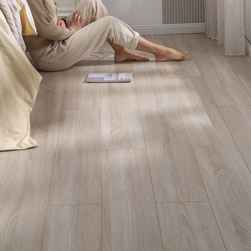 德尔地板环保强化复合木地板家用精绒磨砂耐磨防潮低光浅灰色客厅