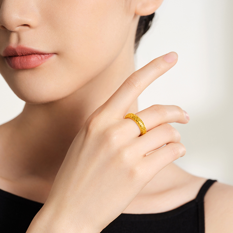 周大福传承经典传承足金黄金戒指寓意世世如意计价工费580元f226933甄