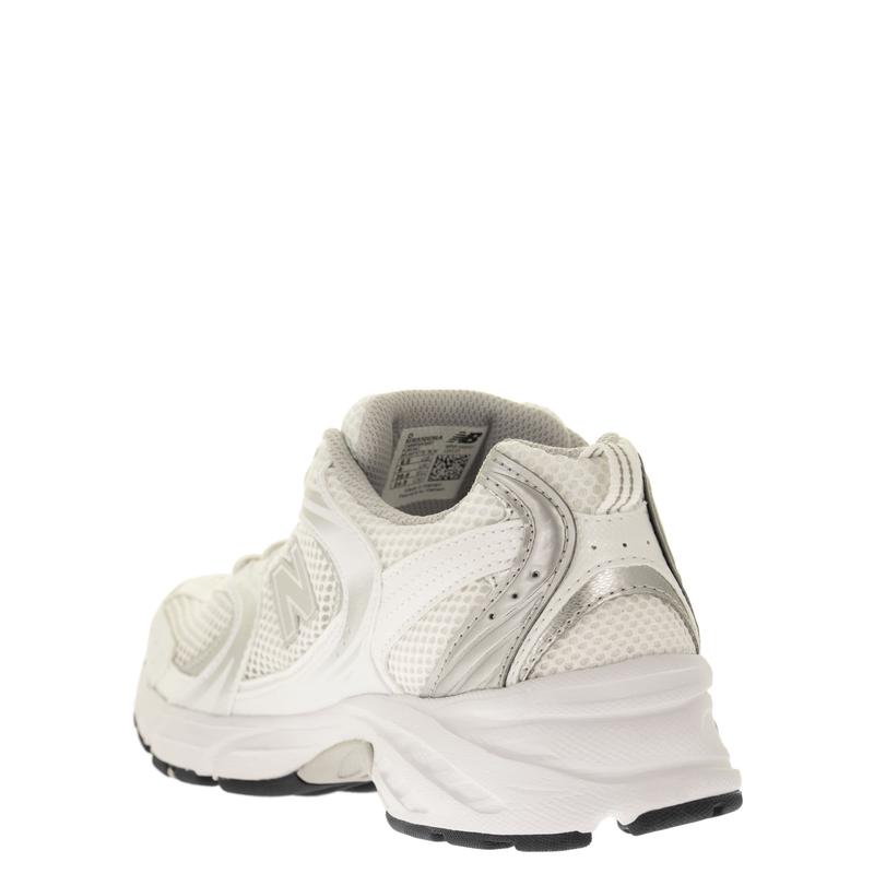 新百伦(New Balance)复古跑鞋男鞋白色透气网眼鞋面撞色设计运动高清大图