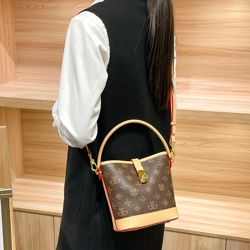 欧美女士包包女2026新款高级感女包印花时尚小众水桶包单肩斜挎包手提包小包高清大图