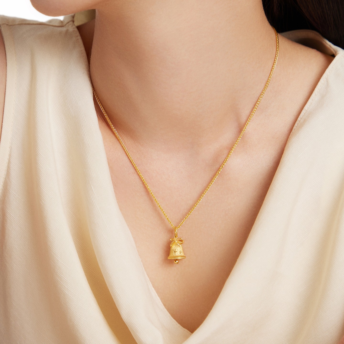 周大福蝴蝶结雪花铃铛大版足金黄金吊坠女计价(工费520)EOF2201送礼物高清大图