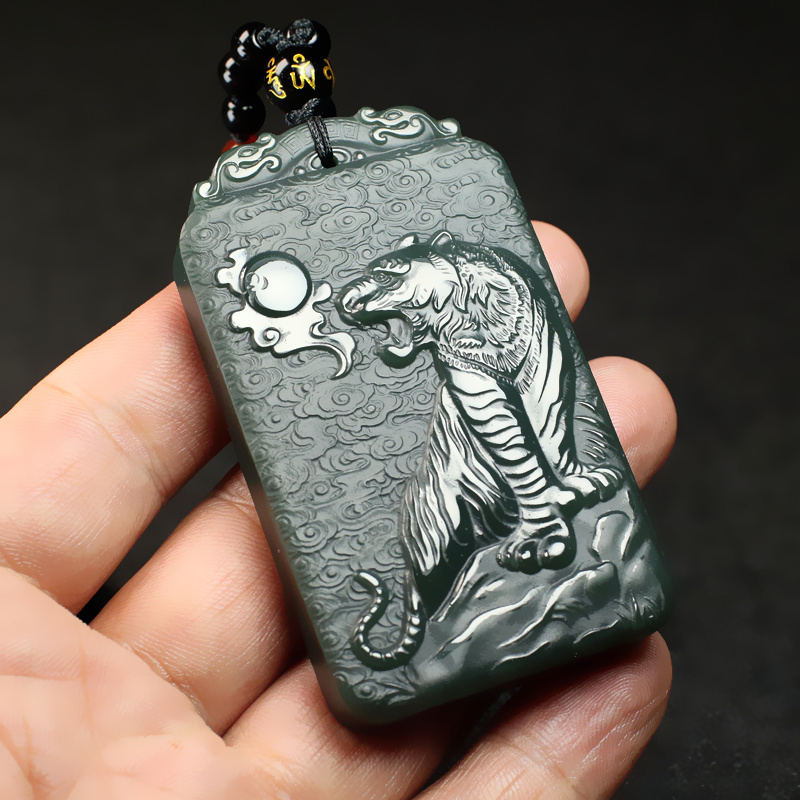 新疆和田玉上山虎玉牌男士女士生肖虎玉吊坠玉石挂件虎啸山河玉佩