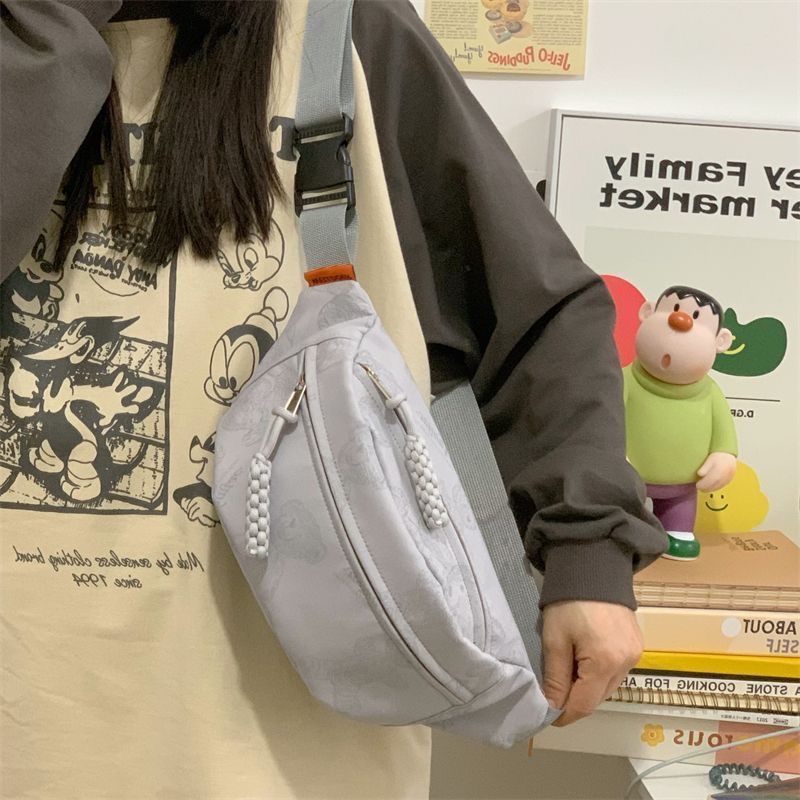 苏宁宜品时尚简约百搭斜跨包含趴趴熊挂件682高清大图