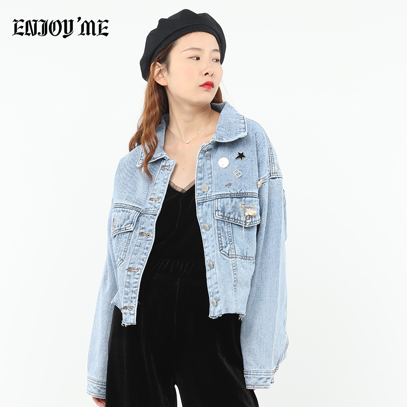 ENJOY’ME女装2020春季新品下摆剪裁胸针装饰浅色洗水牛仔外套
