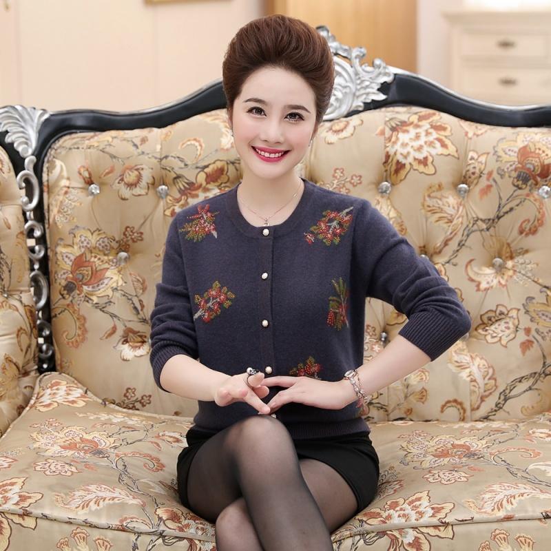 秋冬妈妈女装中老年羊绒衫花朵单排扣低圆领开衫针织毛衣外套