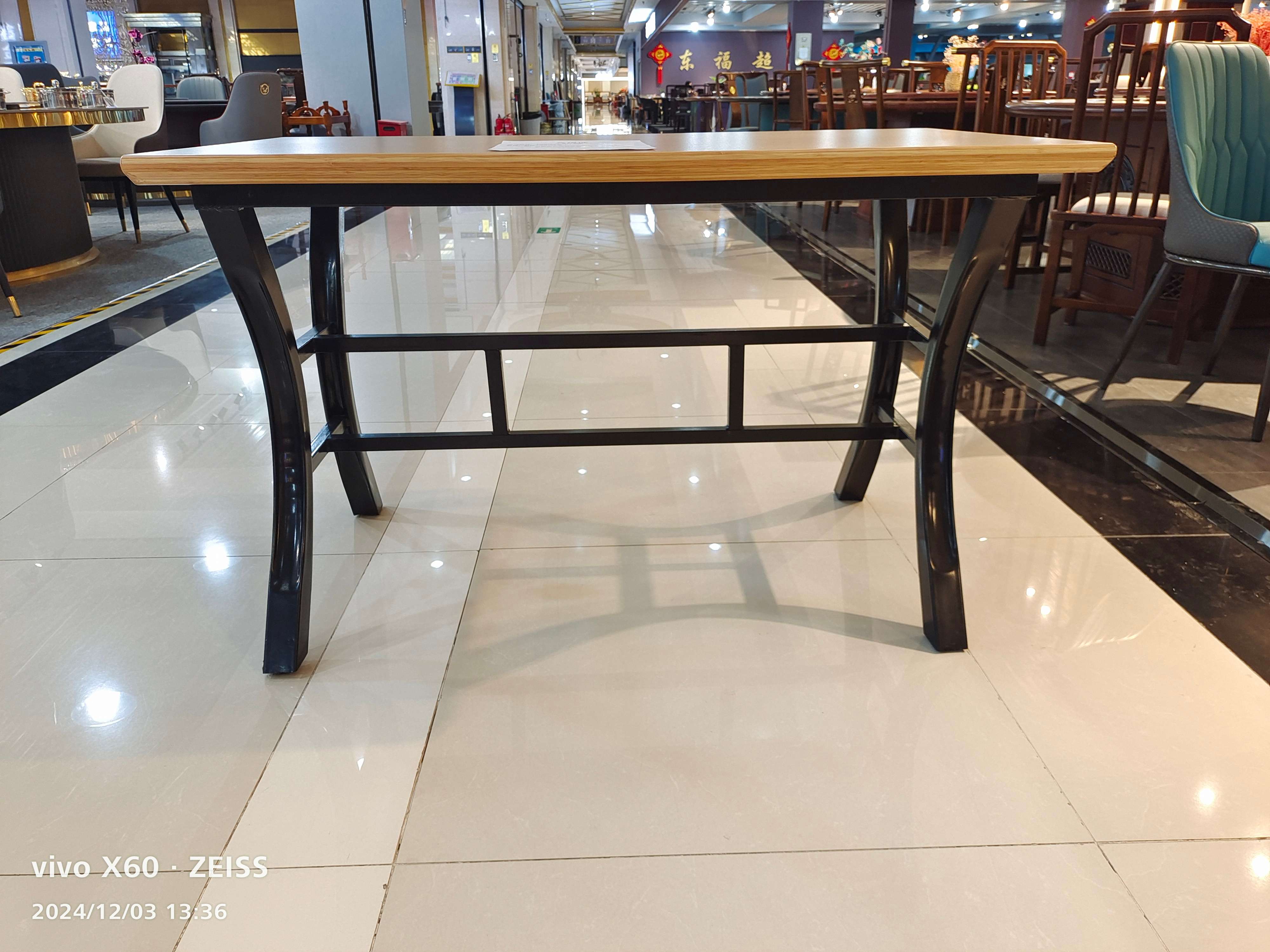 舵途餐桌 1.3m*0.8m 张高清大图