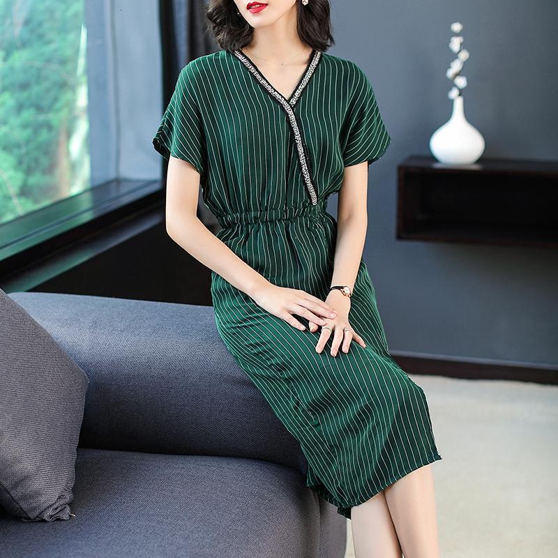 夏季职业通勤OL钉珠v领连衣裙竖条纹显瘦铜氨丝气质名媛开叉长裙