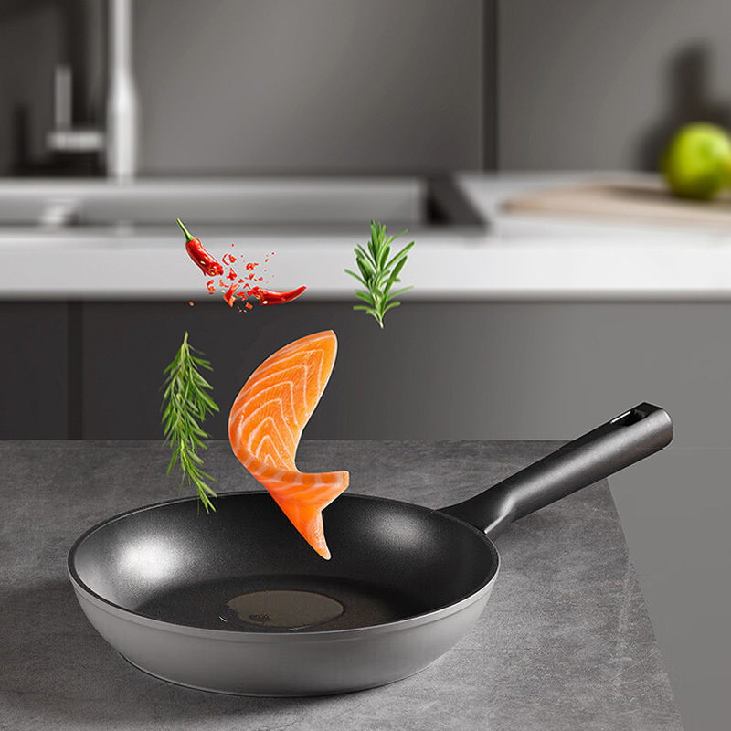 三禾煎锅复合底握感易洁舒适无铆钉摩登灰LJ24K6高清大图