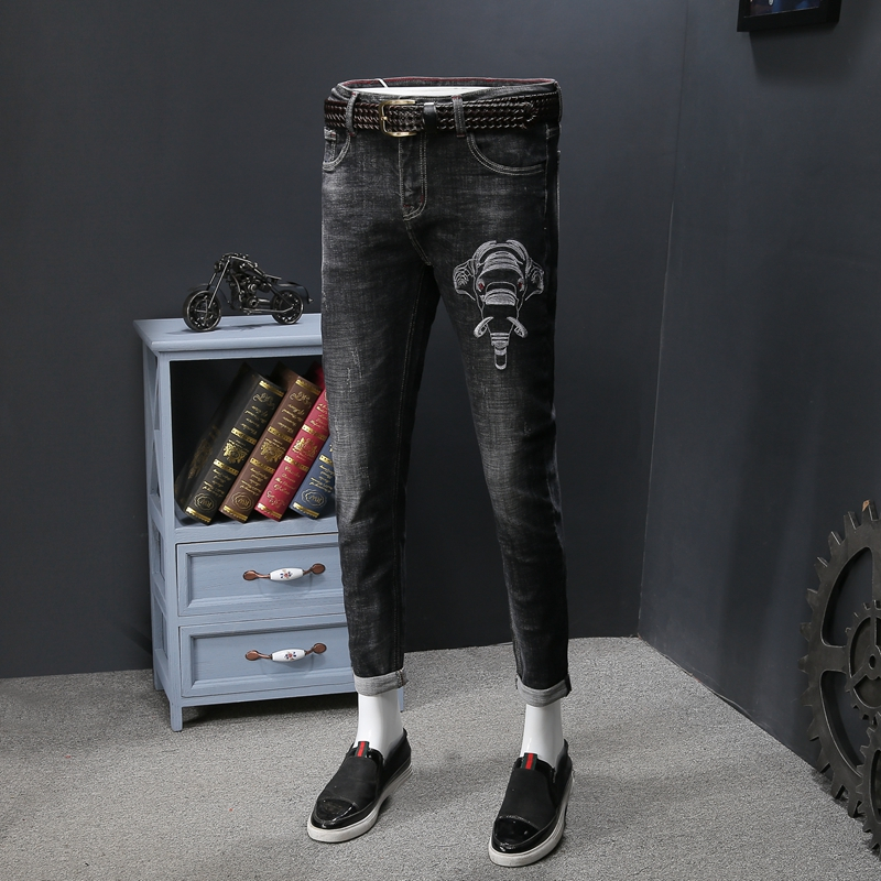 2018春装新品男款刺绣牛仔裤男式破洞牛仔裤个性青年韩版小脚男裤