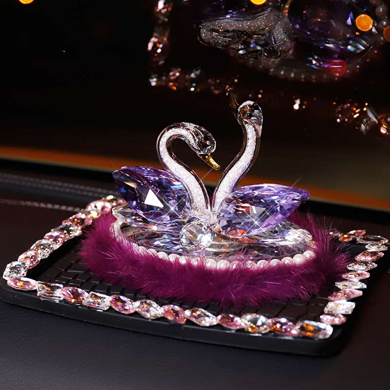 敬平汽车香水摆件车内天鹅水晶网红创意女饰品淡香车载香水座粉色毛绒