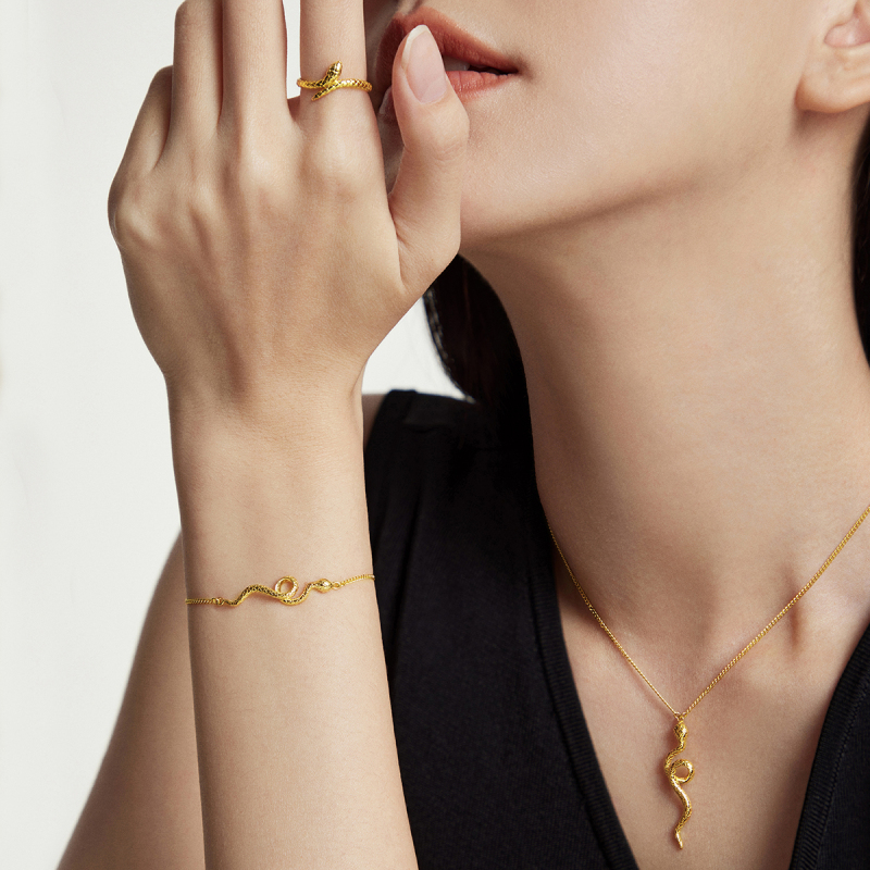 周大福蛇年生肖纹路灵蛇足金黄金戒指女计价EOF1288高清大图