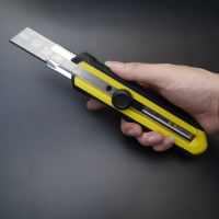 史丹利 自锁双色柄美工刀18mm(3刀片)STHT10266-8-23