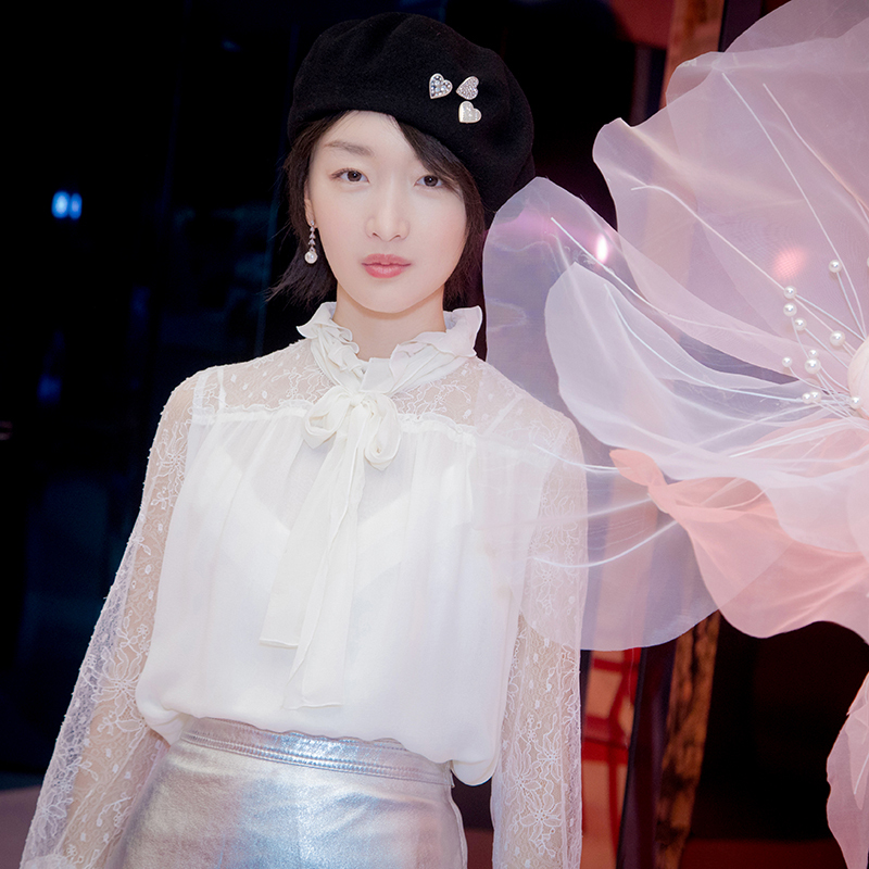 APM monaco银色不对称花瓣珍珠耳环女S925银时尚气质耳钉