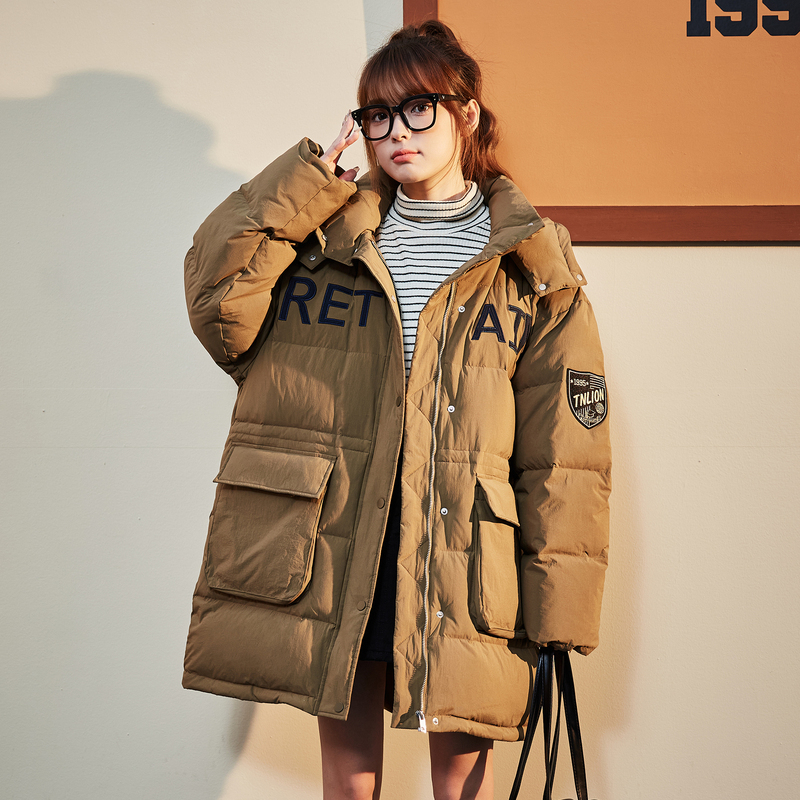 唐狮冬季新款女羽绒服中长款左胸刺绣字母贴标绣连帽保暖外套