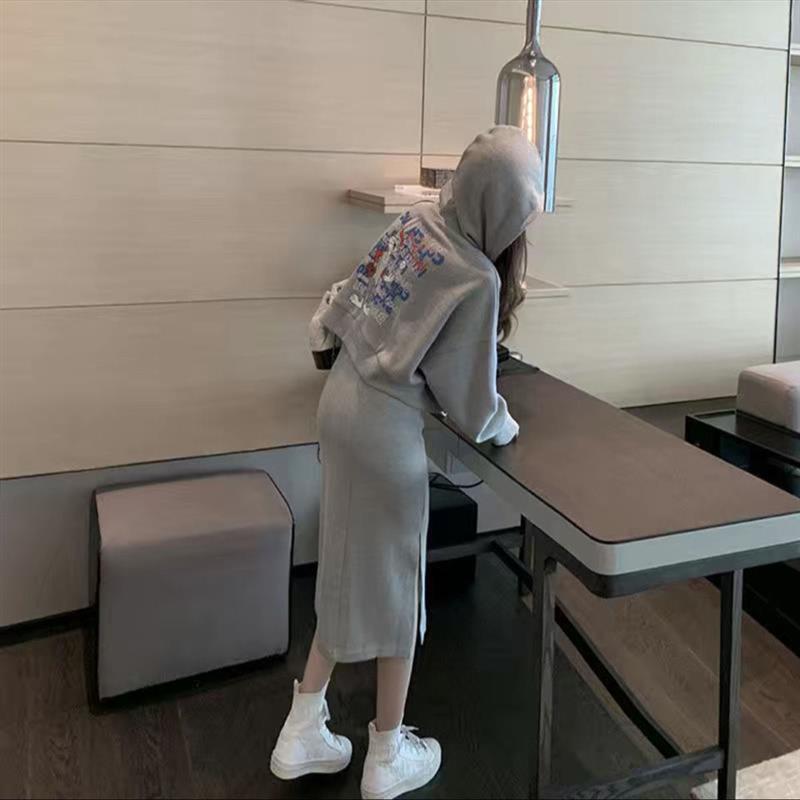 春秋休闲卫衣套装女2021年新款俏皮减龄印花连帽卫衣配开叉半身裙
