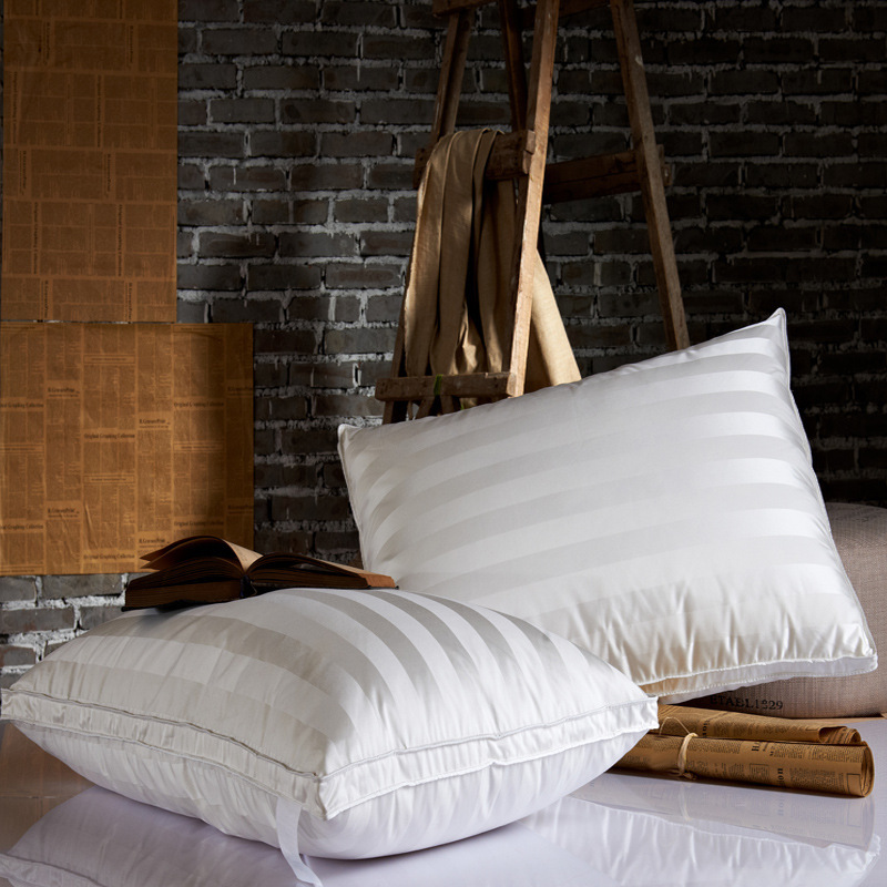 蚕丝羽绒枕白鹅绒芯面包枕头正品记忆护颈单双人枕厂家