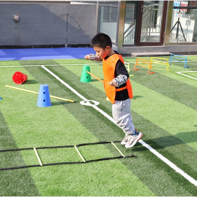 朗朗 幼儿足球运动场图片