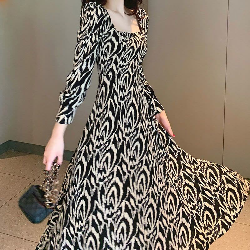 美动态大码女装碎花连衣裙2022春季胖mm法式复古赫本风方领长裙图片