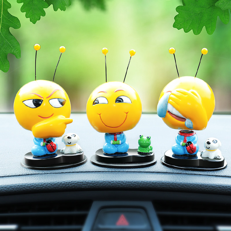 车载可爱摇头表情包漂亮装饰车上用品女车内饰品摆件奸笑机智捂脸参数