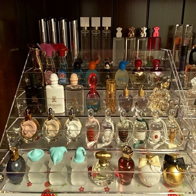 香水展示架亚克力透明指甲油架口红眼影桌面收纳盒化妆品陈列架