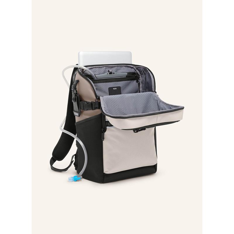 TUMI/途明双肩背包反光材质可调节侧边扣防水隔层便携收纳男用高清大图