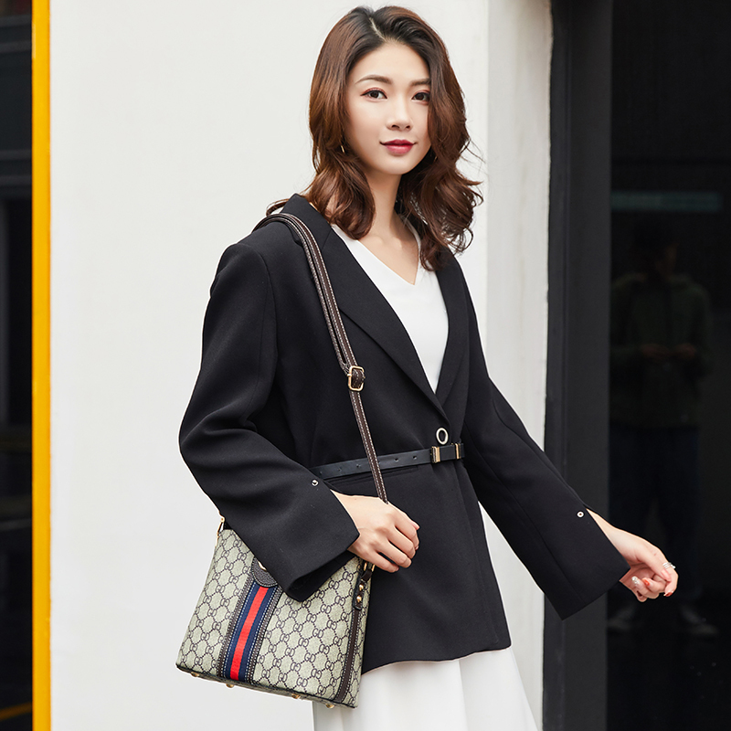 包包女2019新款潮欧美时尚单肩斜挎包宽肩带水桶包百搭大容量手提女包今年流行高级感女士包袋
