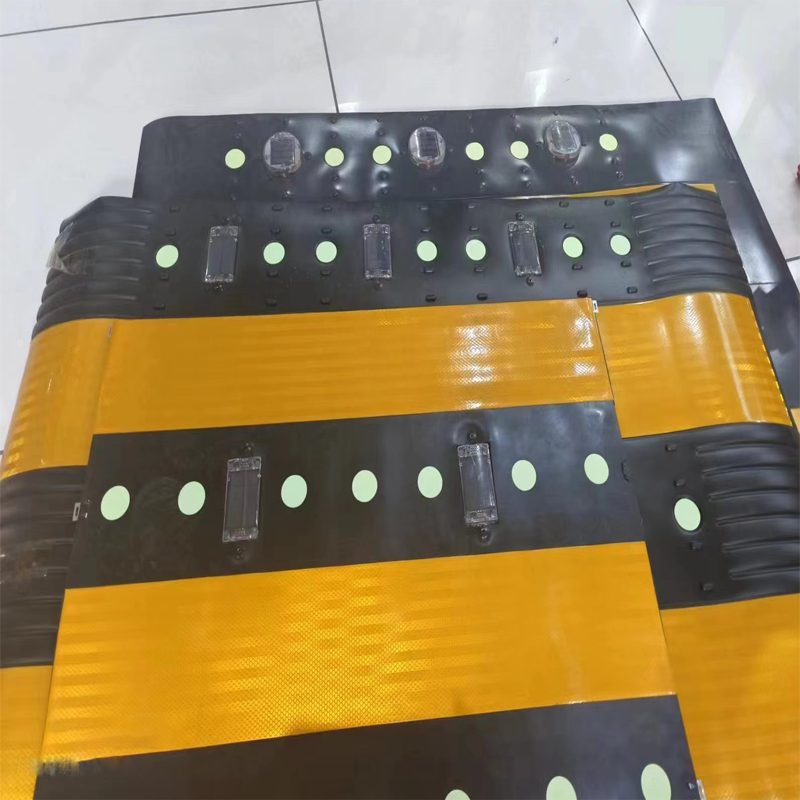 银鑫盛源 YXSY-B1 3.7W IP65 防外破太阳能警示灯 1.00 盏/台 (计价单位:台) 黄黑色 经久耐用高清大图