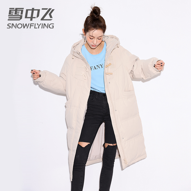 雪中飞冬季加长过膝连帽立领防寒保暖牛角扣潮流时尚气质羽绒服女