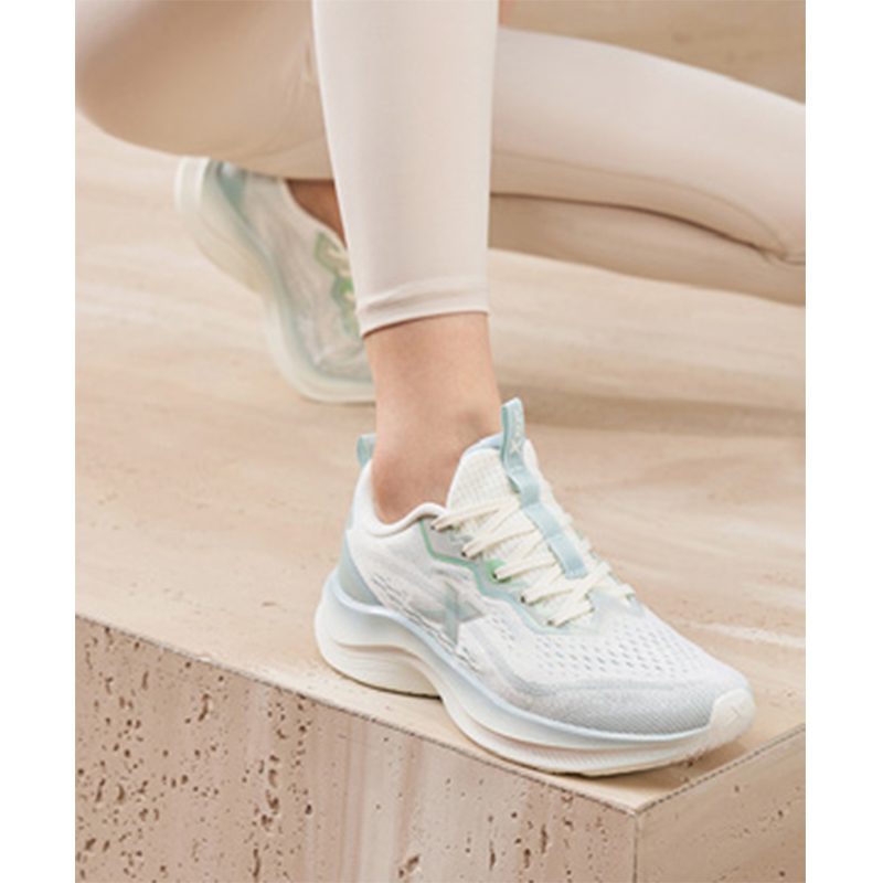 特步 女性跑步鞋帆白雪雾绿 976218119013/双高清大图