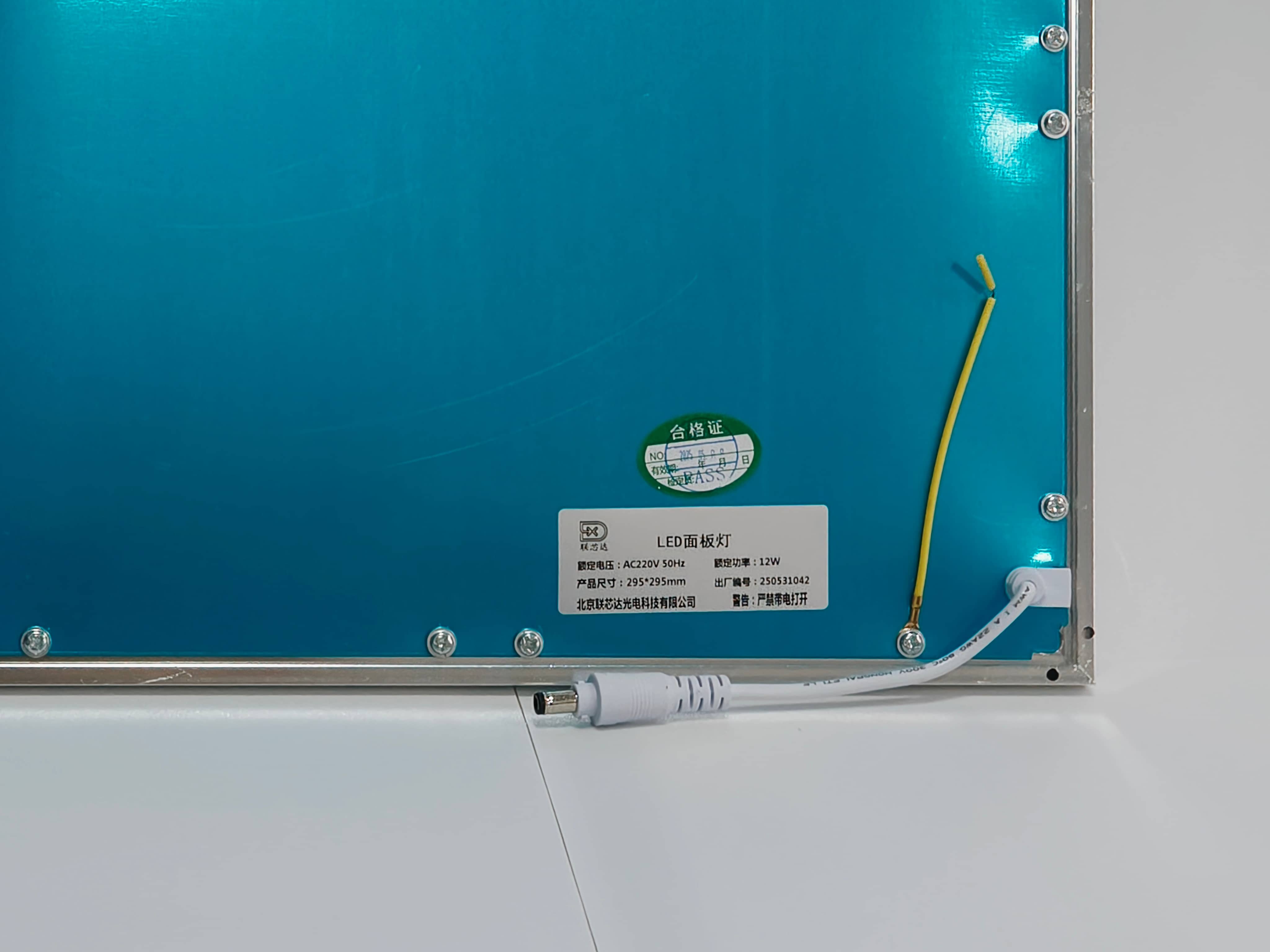 联芯达 LXD7401 LED12w 侧发光嵌入式平板灯高清大图