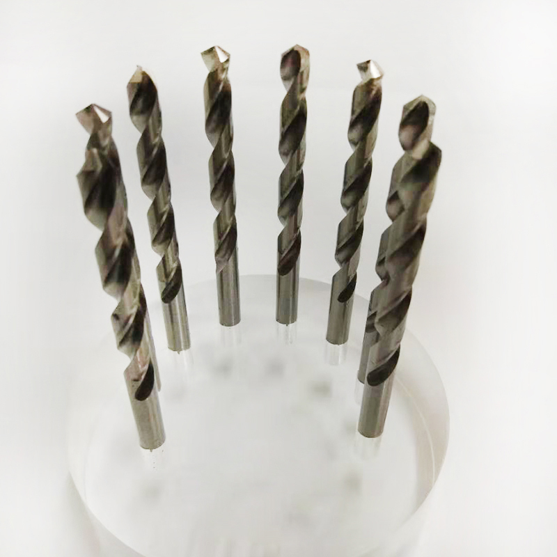 白色磨制钻头