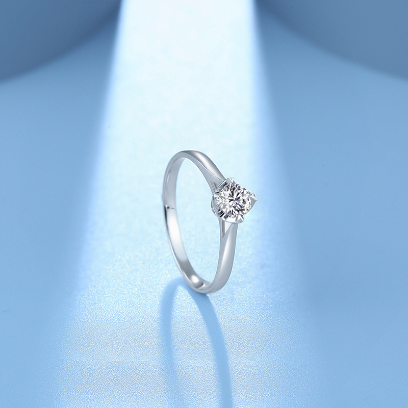 周六福zhouliufu珠宝18k金钻石戒指女士款单钻订婚结婚求婚钻戒璀璨