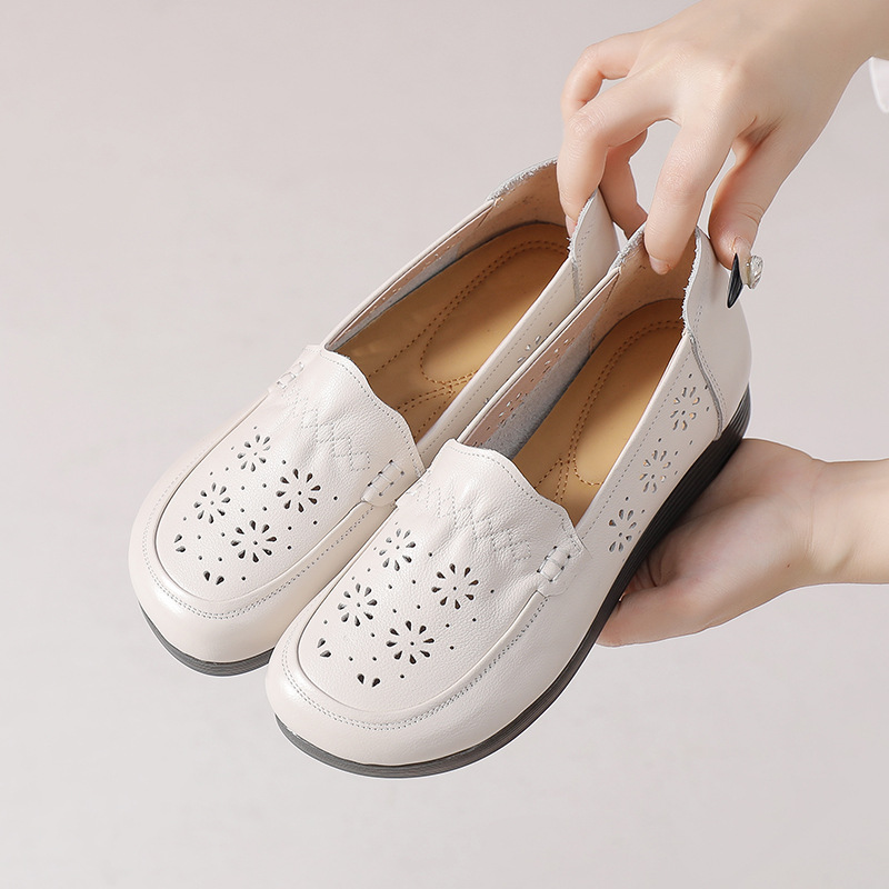 2025春夏真皮软底妈妈凉鞋夏镂空洞洞皮鞋中年防滑大码牛筋底女鞋