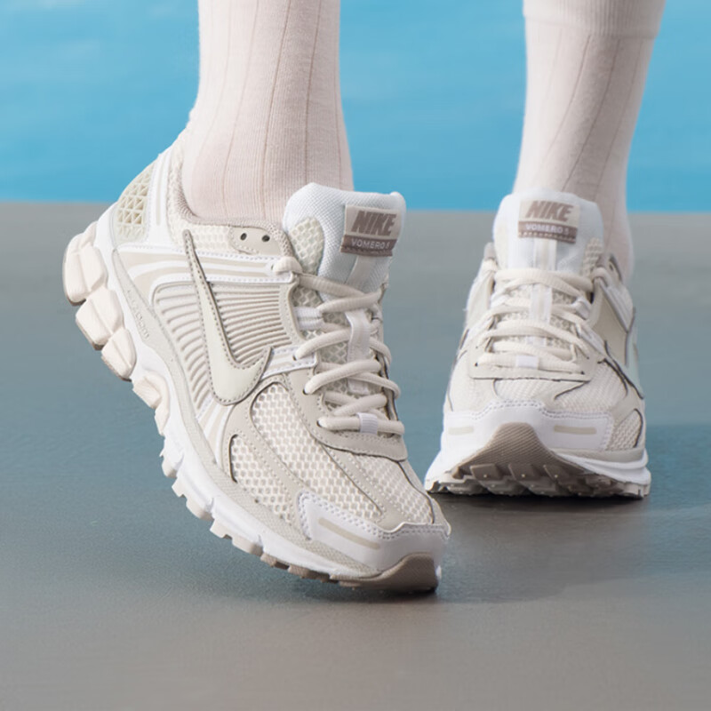 耐克（NIKE）女鞋新款运动鞋复古潮流时尚ZOOM VOMERO 5跑步休闲鞋FJ2028-107 ZP高清大图