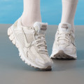 耐克（NIKE）女鞋新款运动鞋复古潮流时尚ZOOM VOMERO 5跑步休闲鞋FJ2028-107 ZP