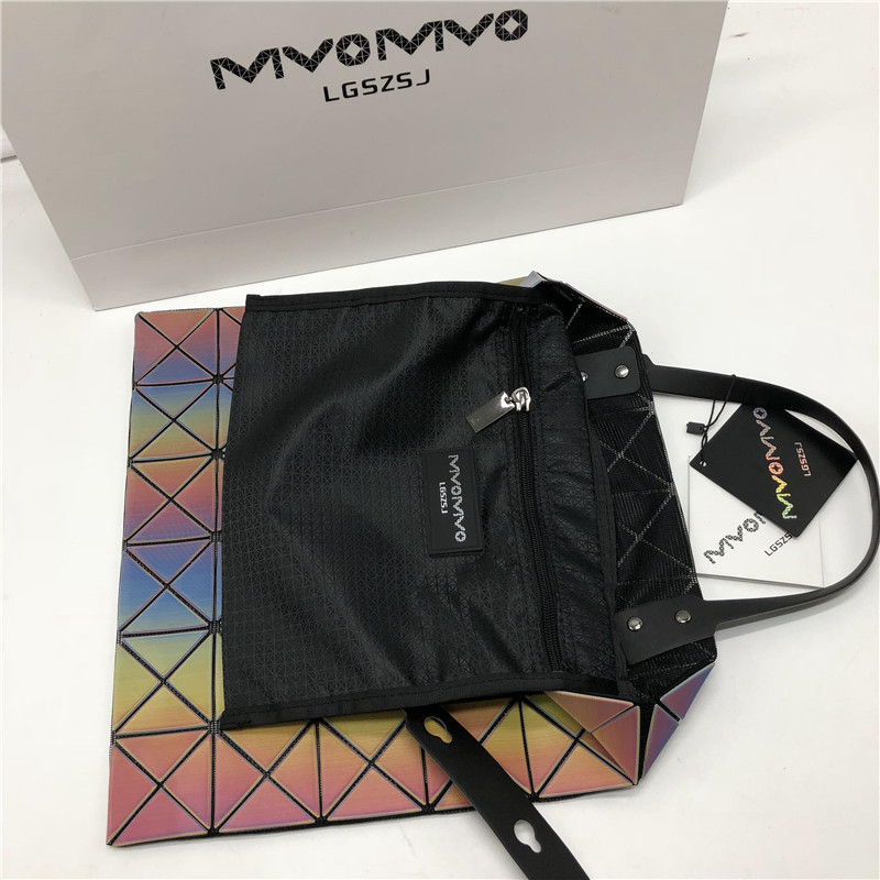 菱格三宅世家(MVO MVO LGSZSJ)新款六格菱格几何镭射购物袋女彩虹魔幻紫手提单肩包