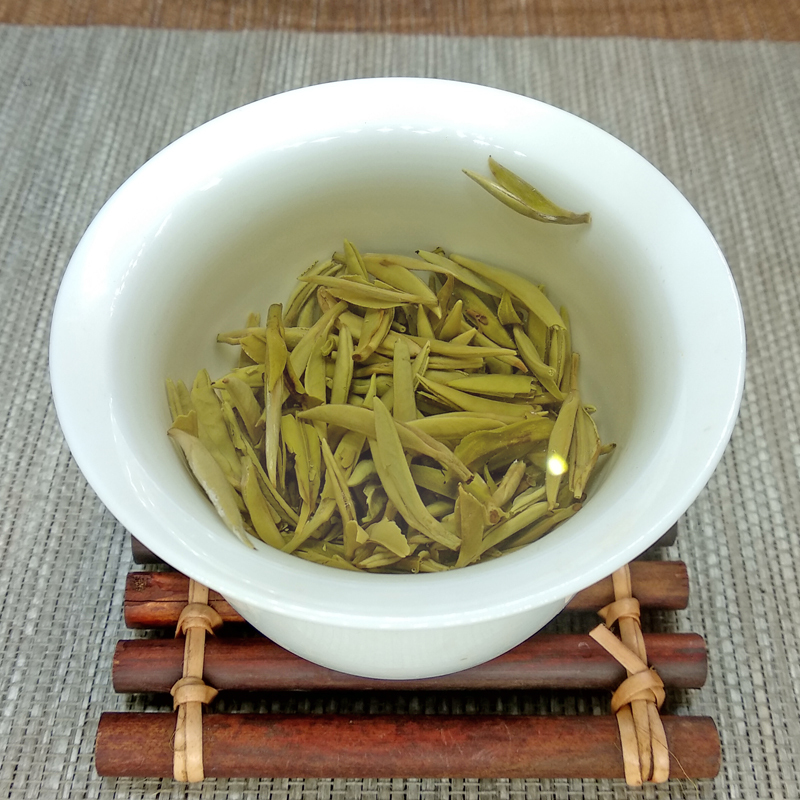 八闽东华 2024新茶 头采明前芽白毫银针福鼎白茶饼 高山白茶茶叶300克