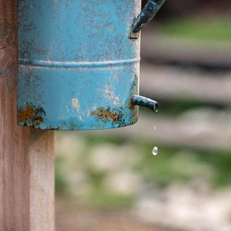 美帮汇复古铁皮花桶插花干花桶复古壁挂花盆家用水管杂货花店高清大图