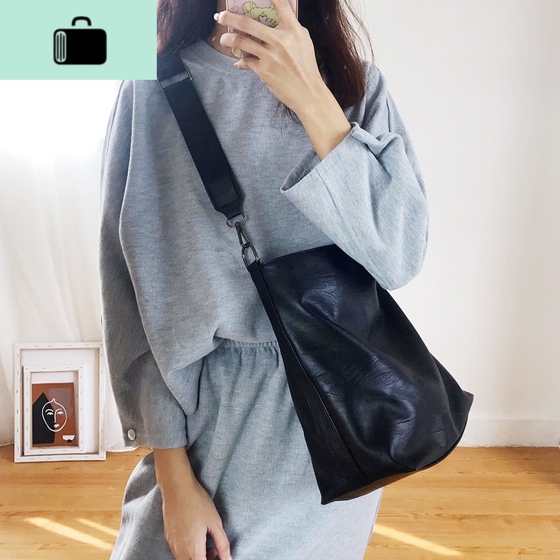 暗黑风2020新款韩版百搭水桶包宽带斜挎包大容量简约学生单肩包女NEW LAKE 黑色女斜挎包