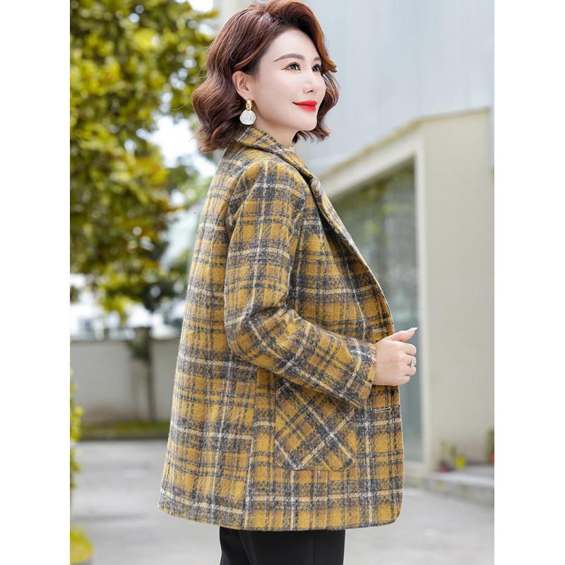 中年女装时尚西装2023新款妈妈春秋装格子短外套中老年女减龄毛呢