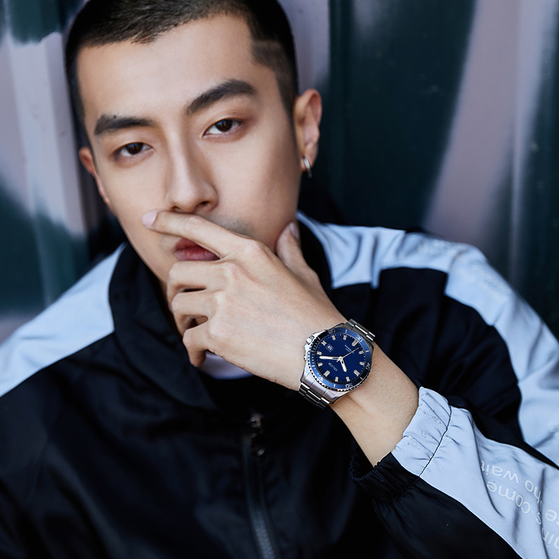 依波表(EBOHR)飞驰运动风100米防水蓝面夜光钢带石英表51490218高清大图