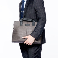 卓诺迪(Cerruti 1881)阿拉梅达系列灰褐色公文包 NTD613