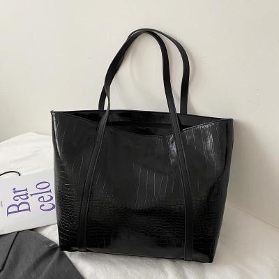 秋冬百搭斜挎包大容量包包女2020新款潮单肩包手提包鳄鱼纹托特包 黑色无挂件