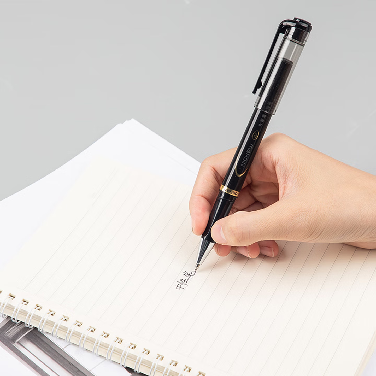 得力 deli 科学级碳素笔 高级书写体验 0.5mm笔尖 耐用不易断墨 设计简约商务风高清大图