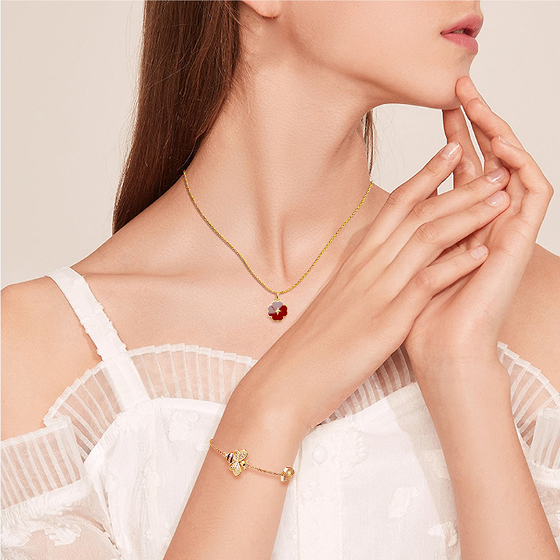 水贝珠宝(SHUIBEI JEWELRY) 18K金甜蜜蜜红玉髓钻石项链+施华洛世奇小蜜蜂手链 黄金钻石首饰套装 18K