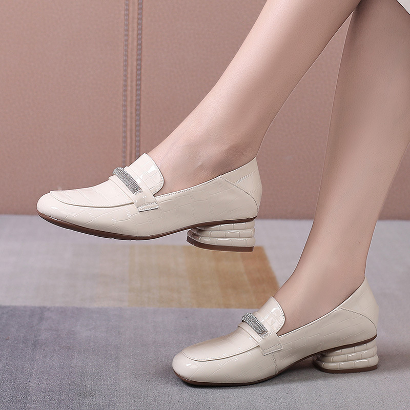 头层牛皮漆皮亮面低跟女单鞋水钻装饰粗跟大码小皮鞋视频